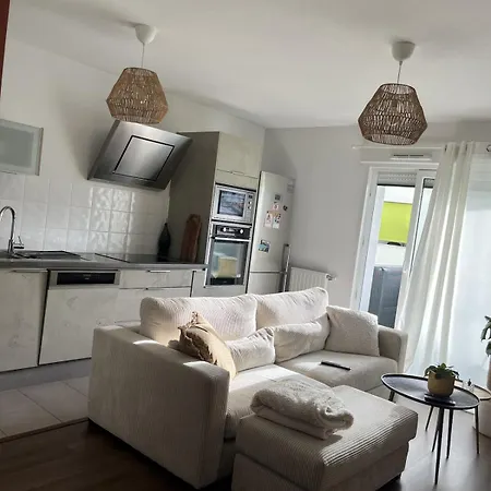Cosy, Lumineux & Balcon A Apartament *