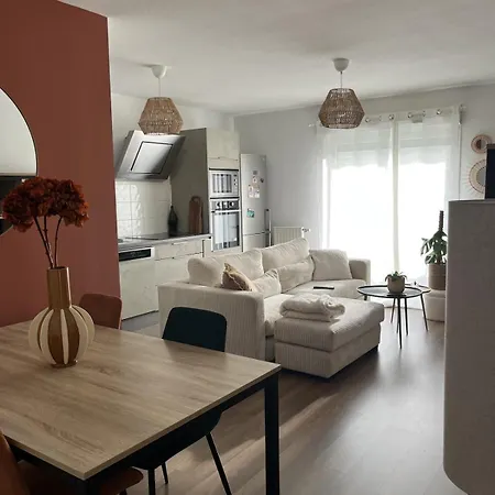 Cosy, Lumineux & Balcon A Apartament *